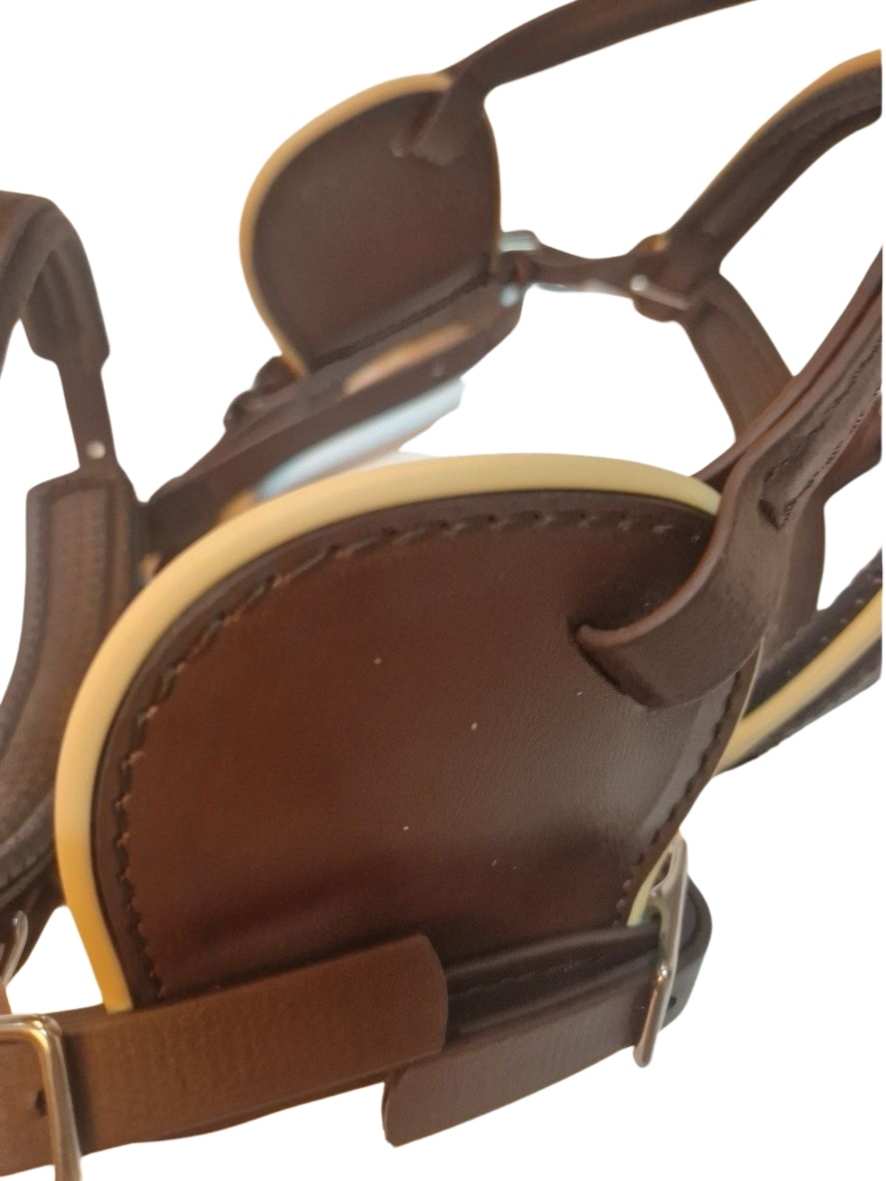 Arden Pferdegeschirr Biothane Marathon Zweispänner Brustblatt anatomisch braun mit Strangträger und farbigem Keder